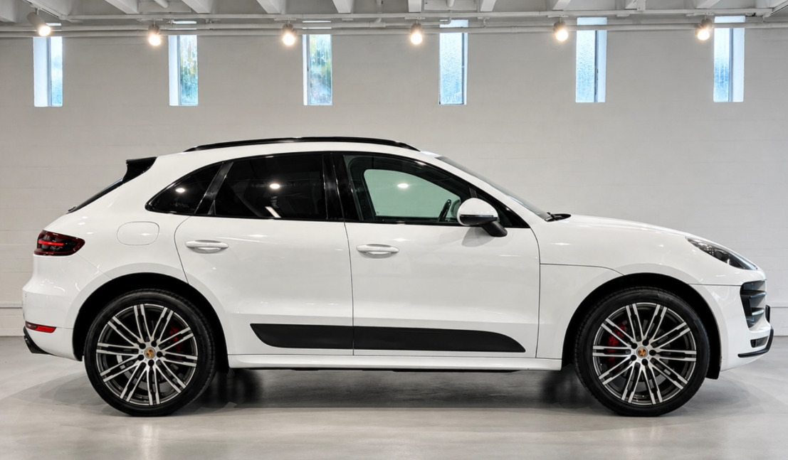 Sort Porsche Macan Turbo fra 2014