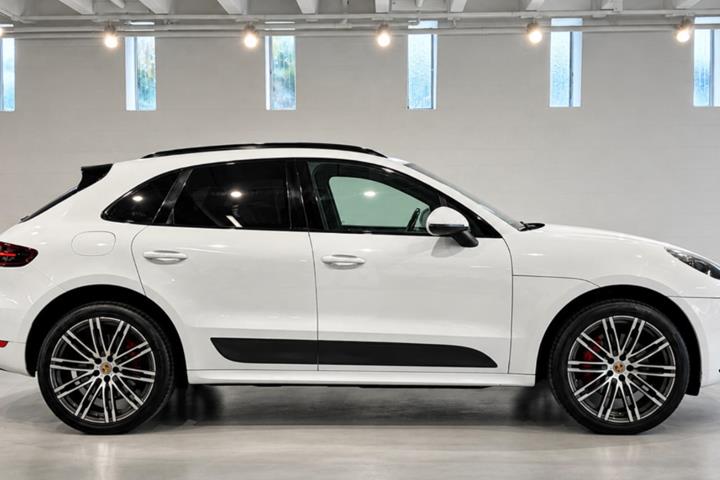 Sort Porsche Macan Turbo fra 2014