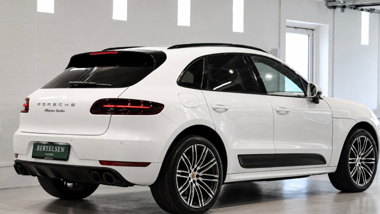 Sort Porsche Macan Turbo fra 2014
