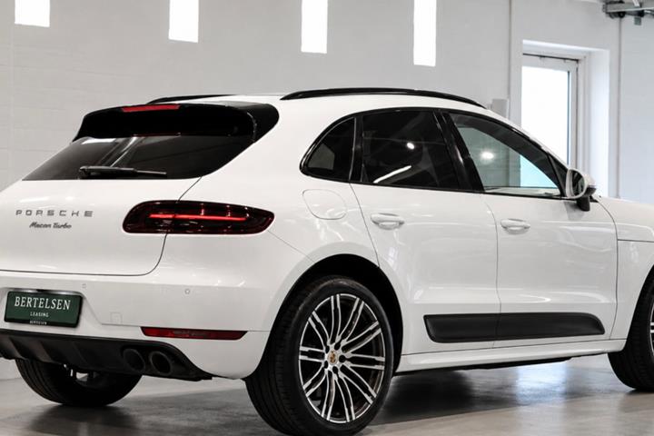 Sort Porsche Macan Turbo fra 2014