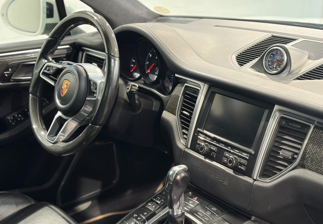 Sort Porsche Macan Turbo fra 2014