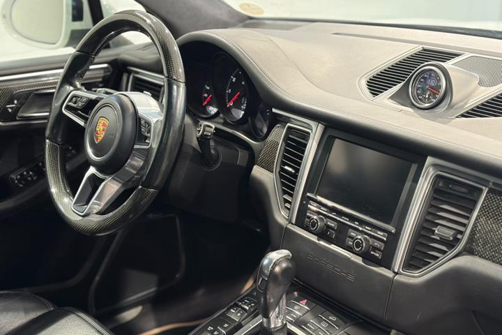 Sort Porsche Macan Turbo fra 2014