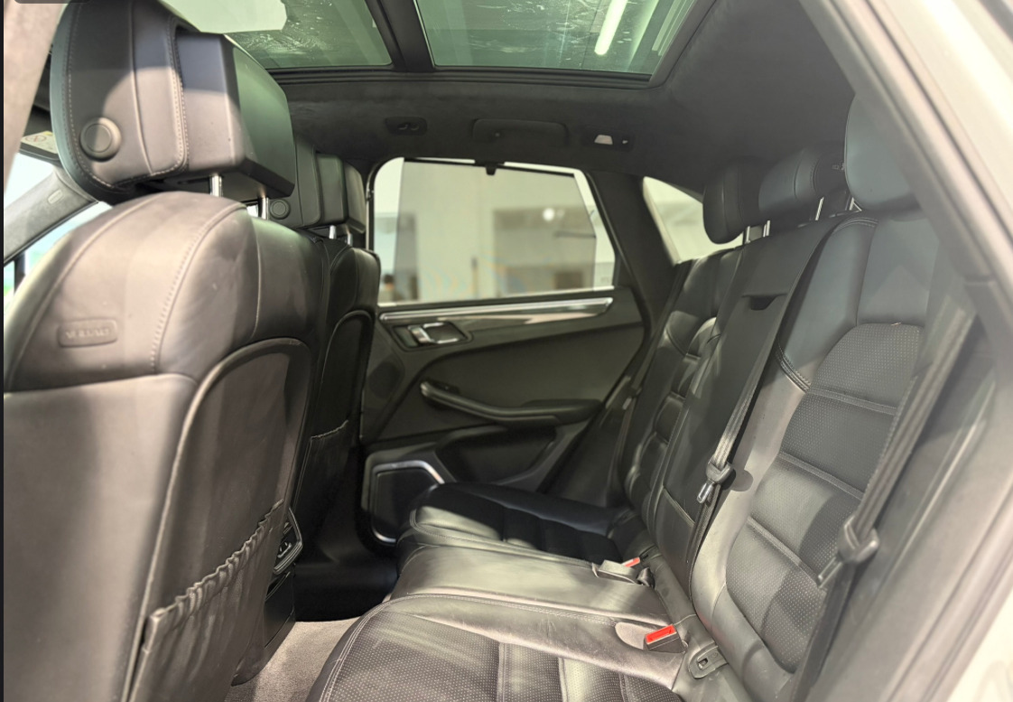 Sort Porsche Macan Turbo fra 2014