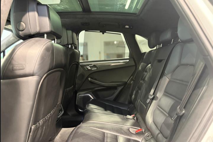 Sort Porsche Macan Turbo fra 2014