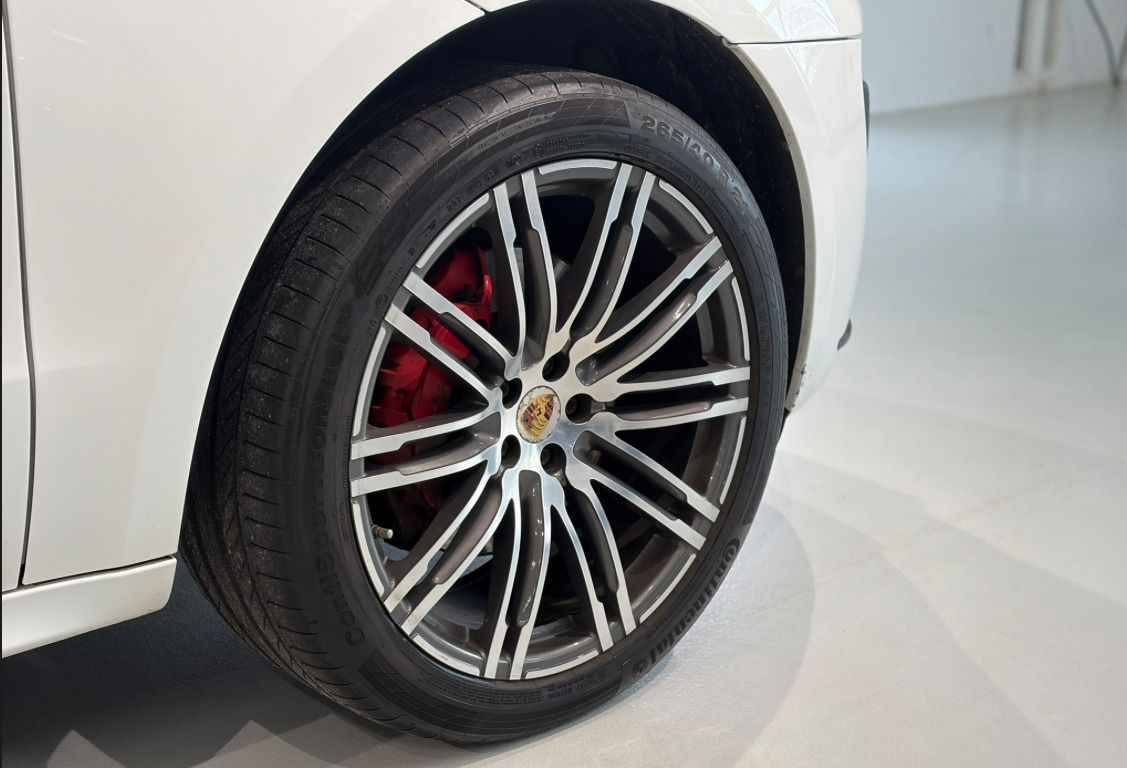 Sort Porsche Macan Turbo fra 2014