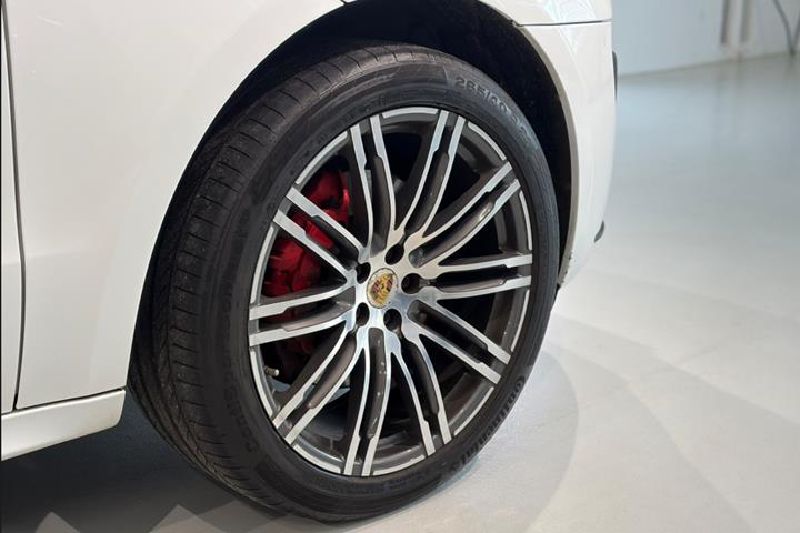 Sort Porsche Macan Turbo fra 2014