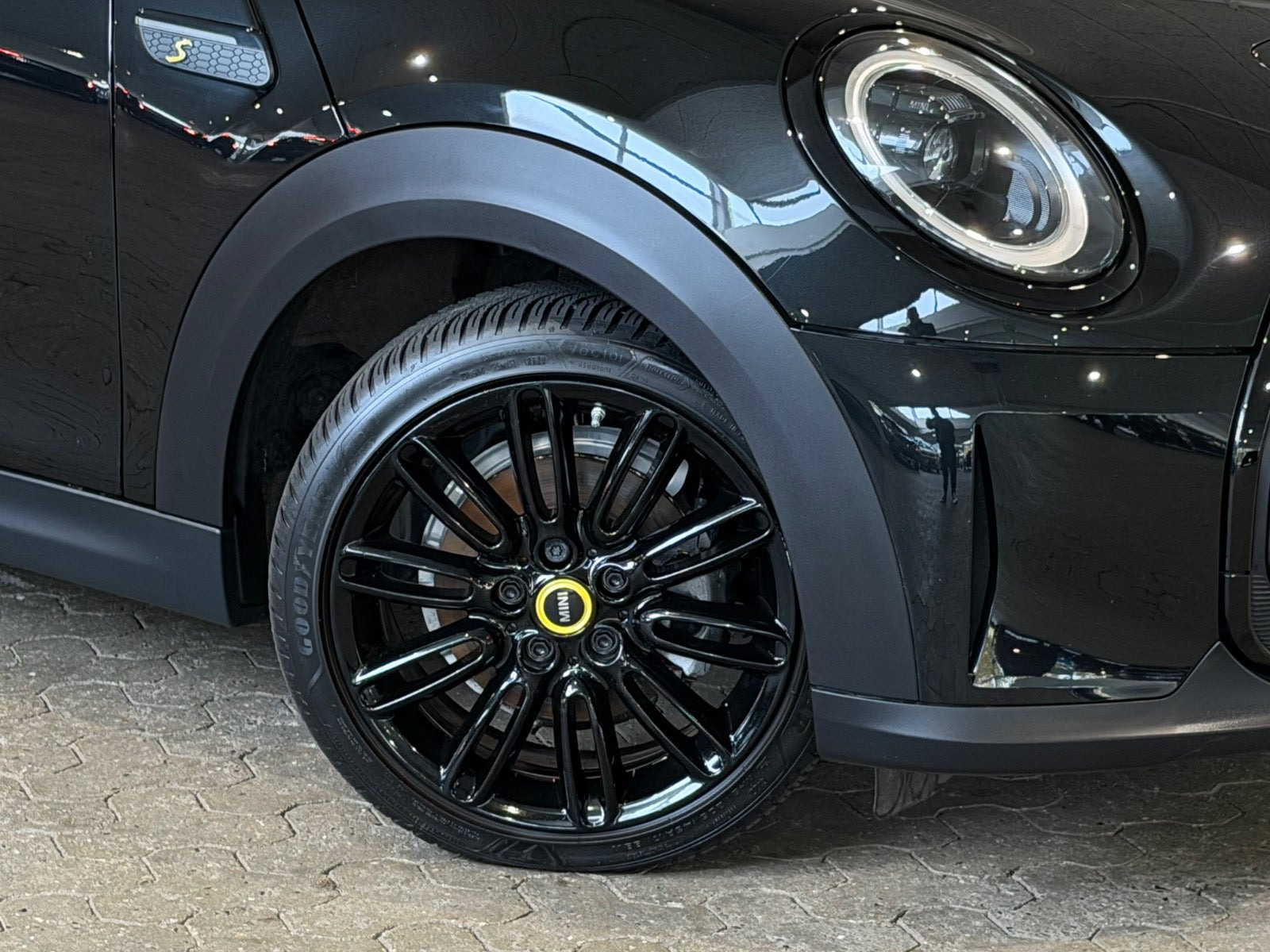 Sort Mini Cooper SE fra 2023
