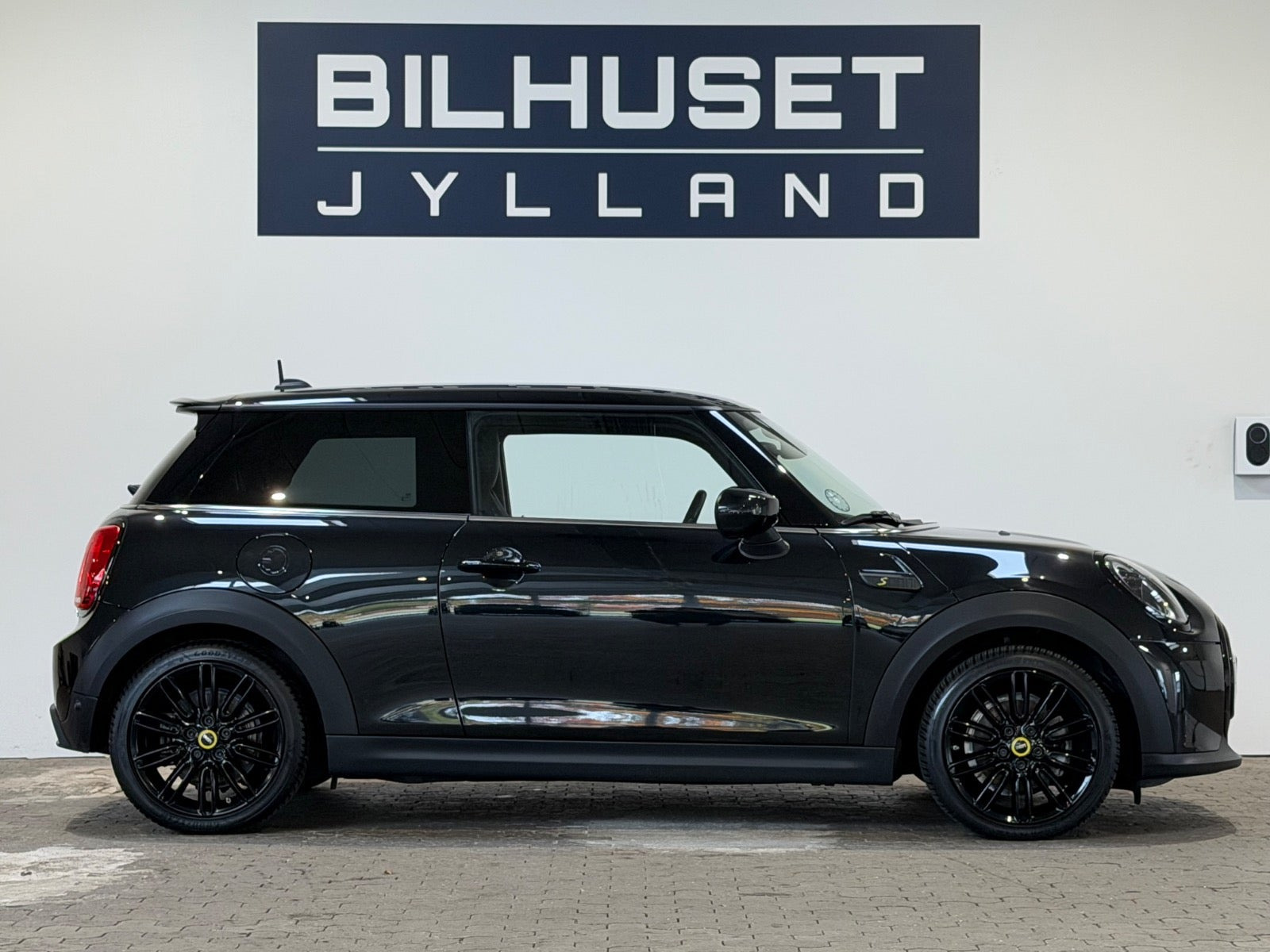 Sort Mini Cooper SE fra 2023