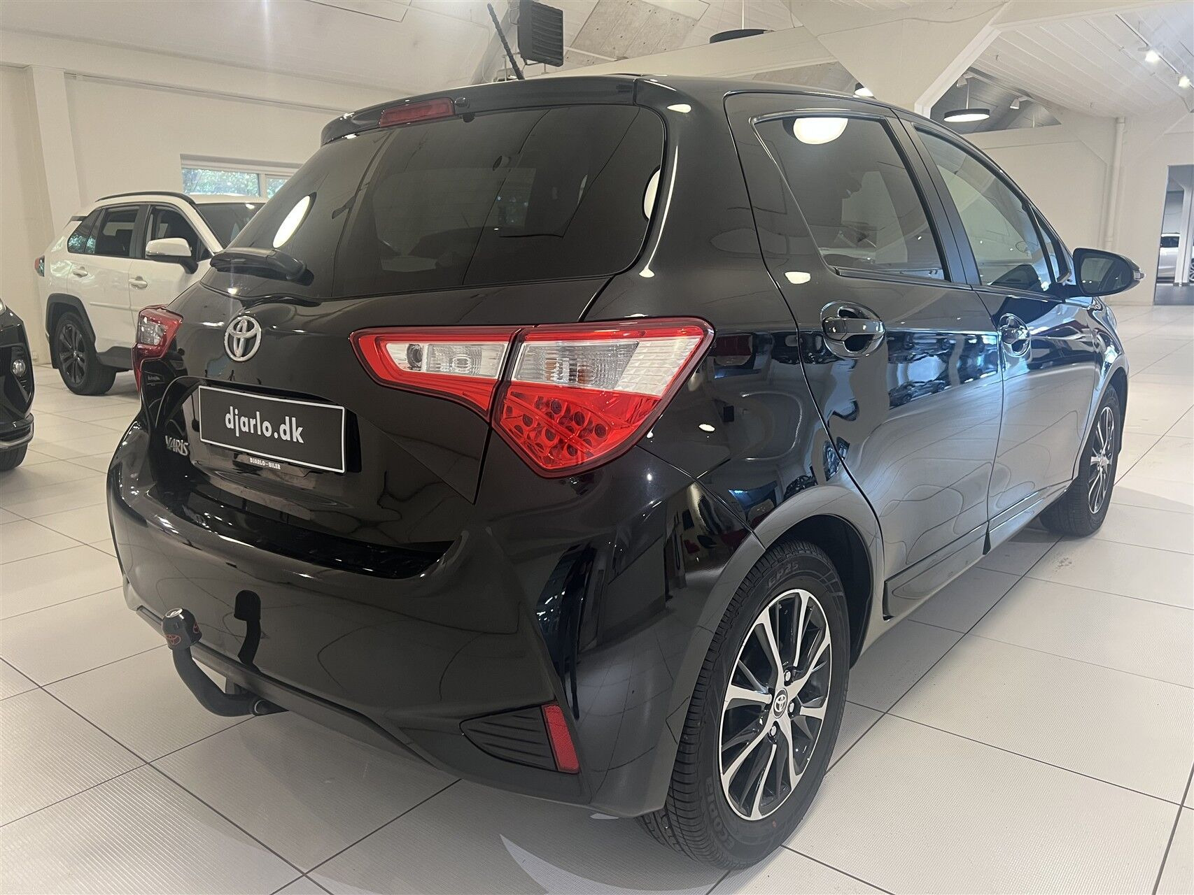 Sort Toyota Yaris fra 2019