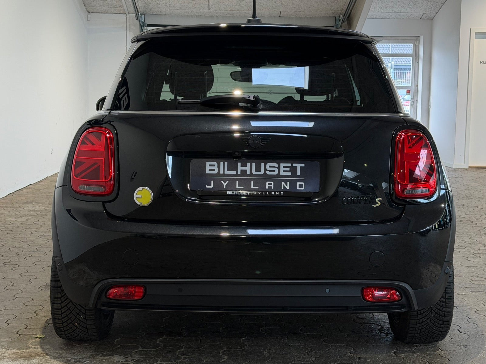 Sort Mini Cooper SE fra 2023