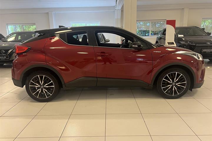 Rød Toyota C-HR fra 2018