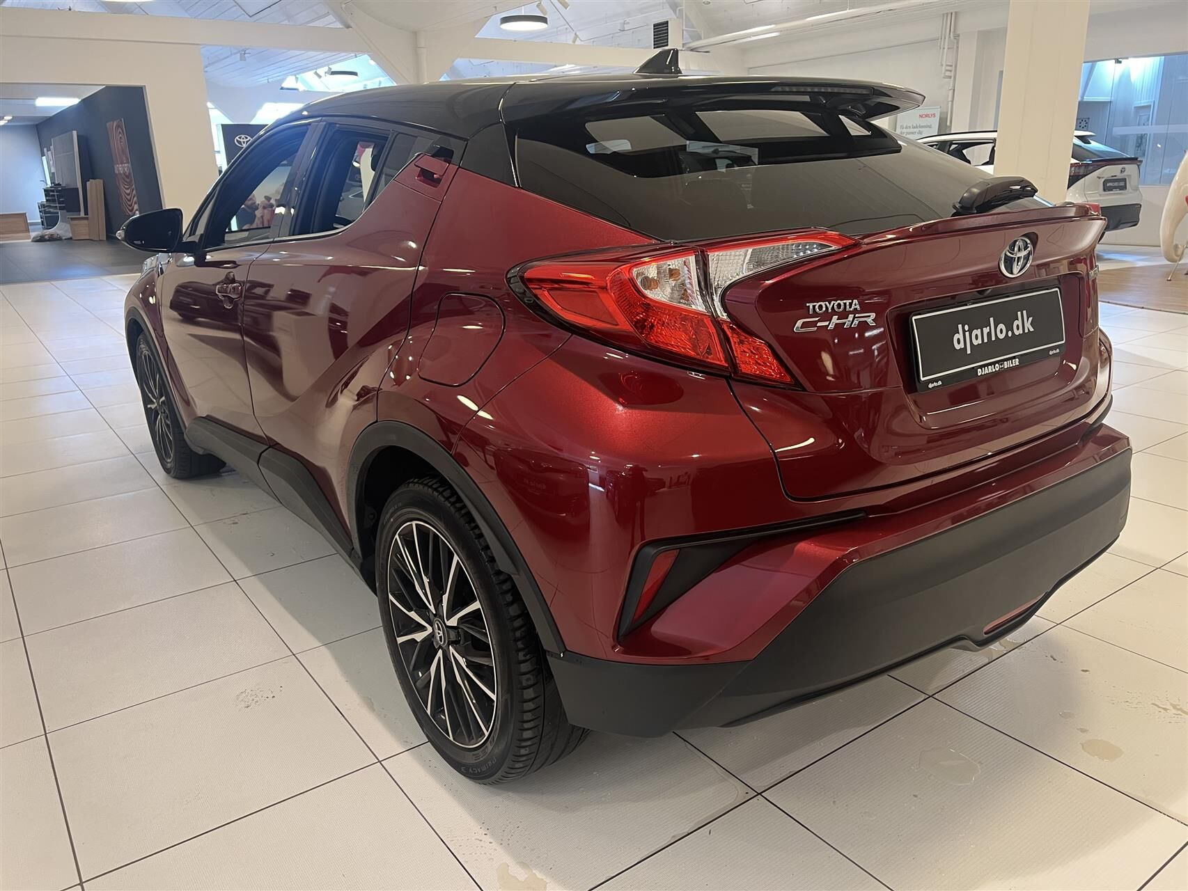 Rød Toyota C-HR fra 2018