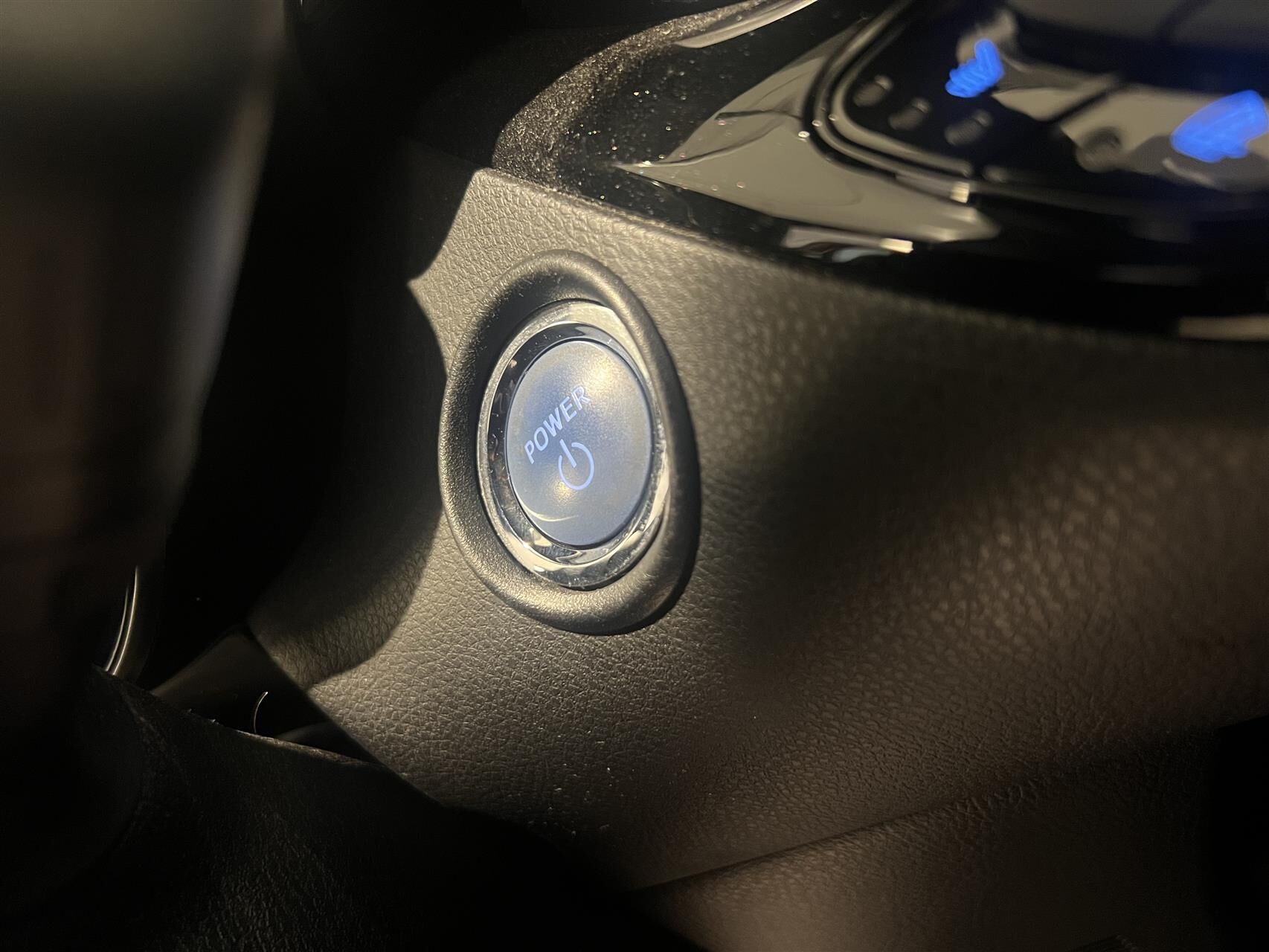 Rød Toyota C-HR fra 2018