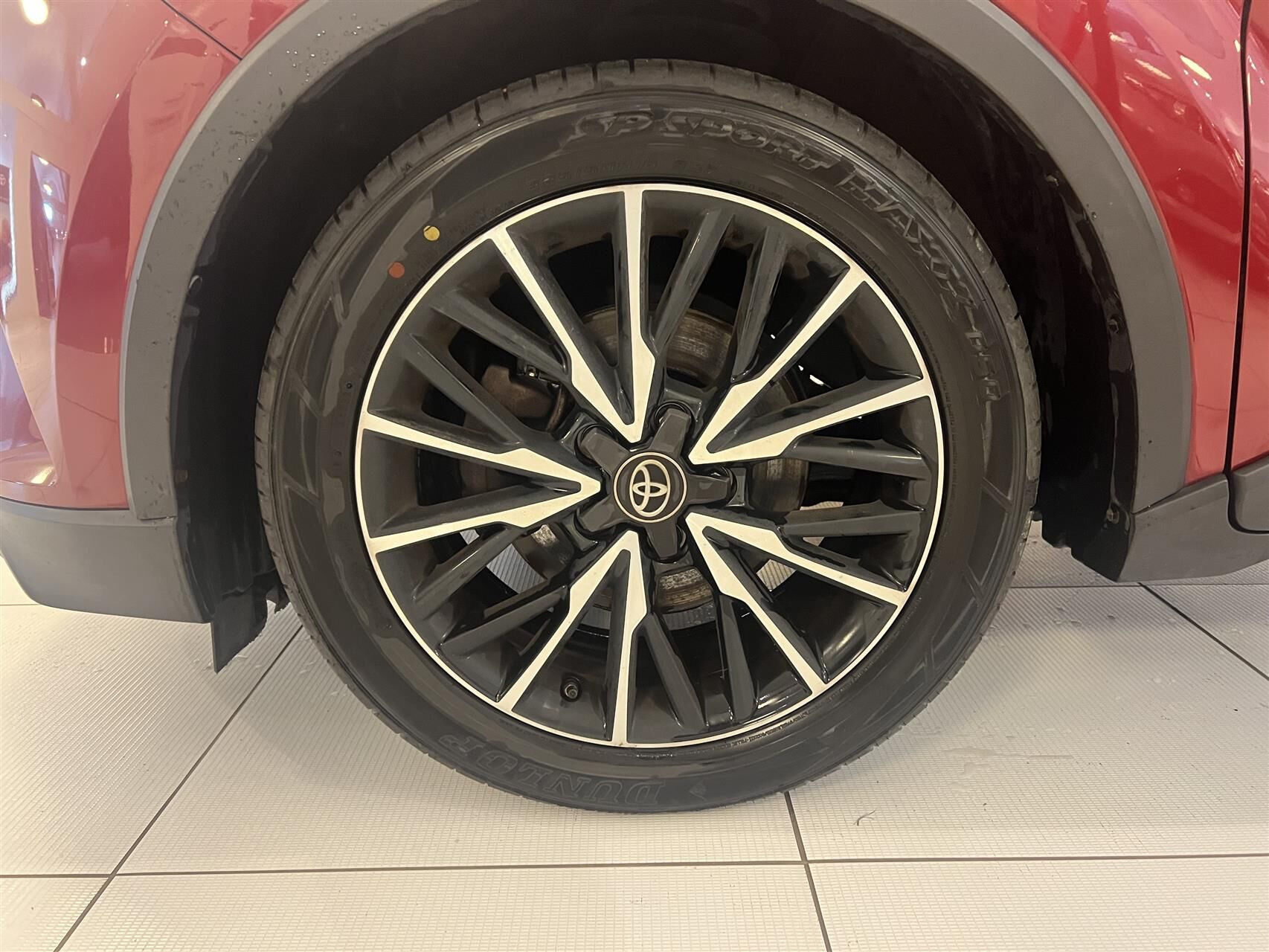 Rød Toyota C-HR fra 2018