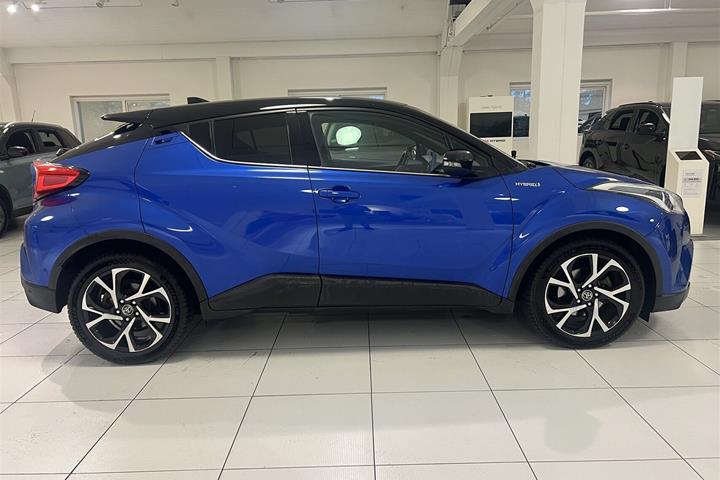 Blå Toyota C-HR fra 2017