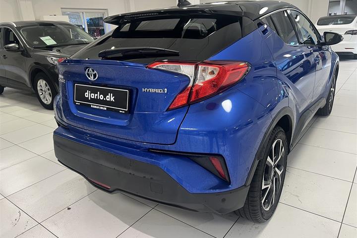 Blå Toyota C-HR fra 2017