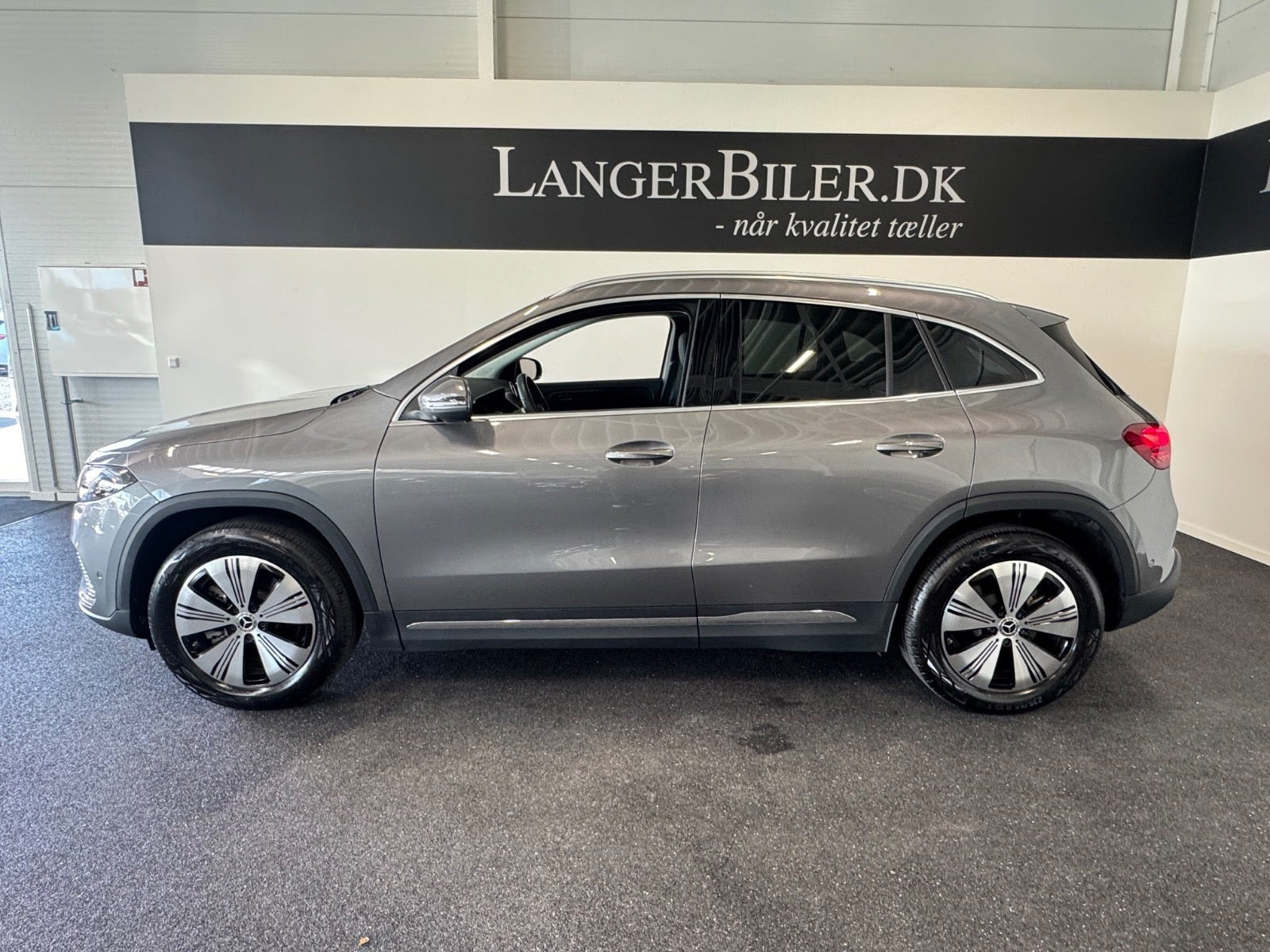 Grå Mercedes EQA300 fra 2025