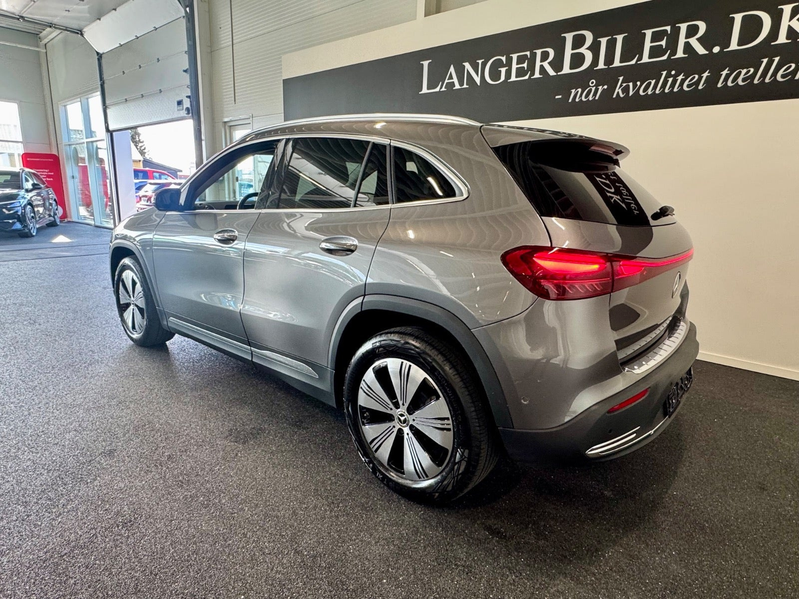 Grå Mercedes EQA300 fra 2025