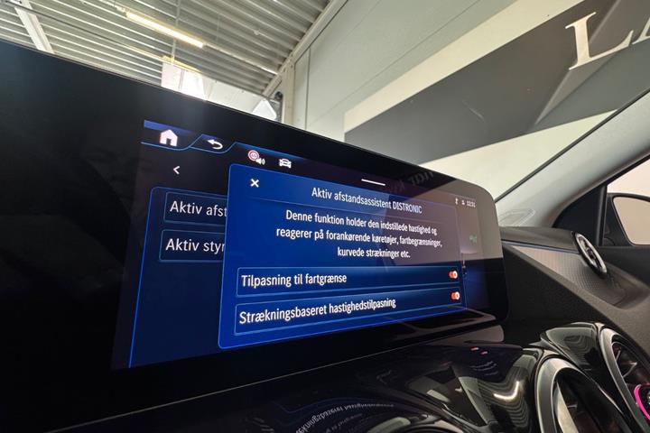 Grå Mercedes EQA300 fra 2025
