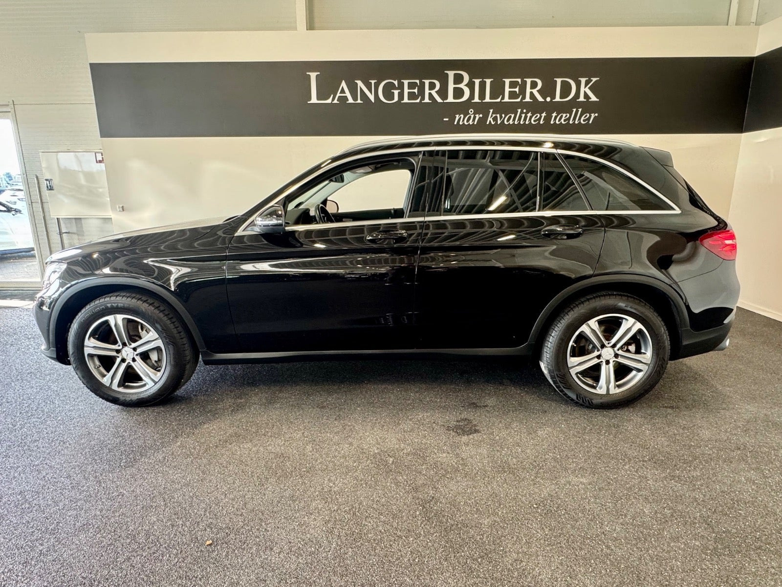 Sort Mercedes GLC250 fra 2017