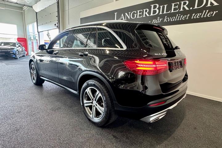Sort Mercedes GLC250 fra 2017