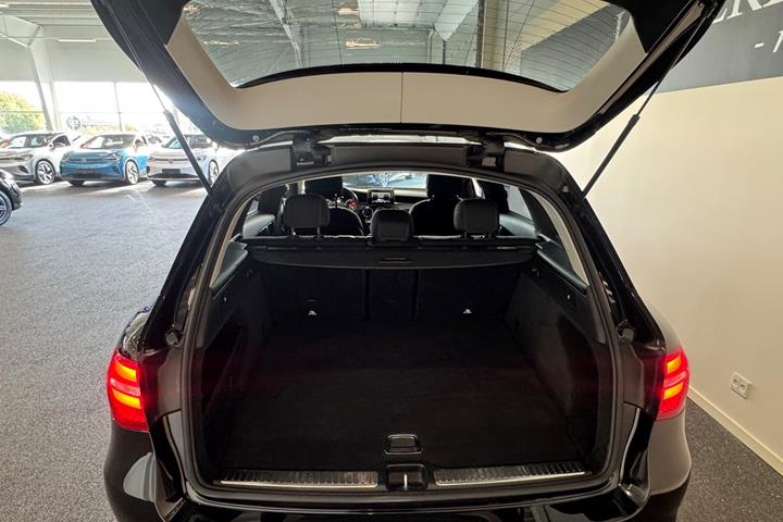 Sort Mercedes GLC250 fra 2017