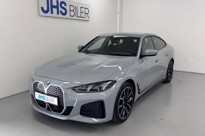 Grå BMW i4 fra 2026