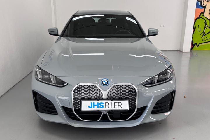Grå BMW i4 fra 2026