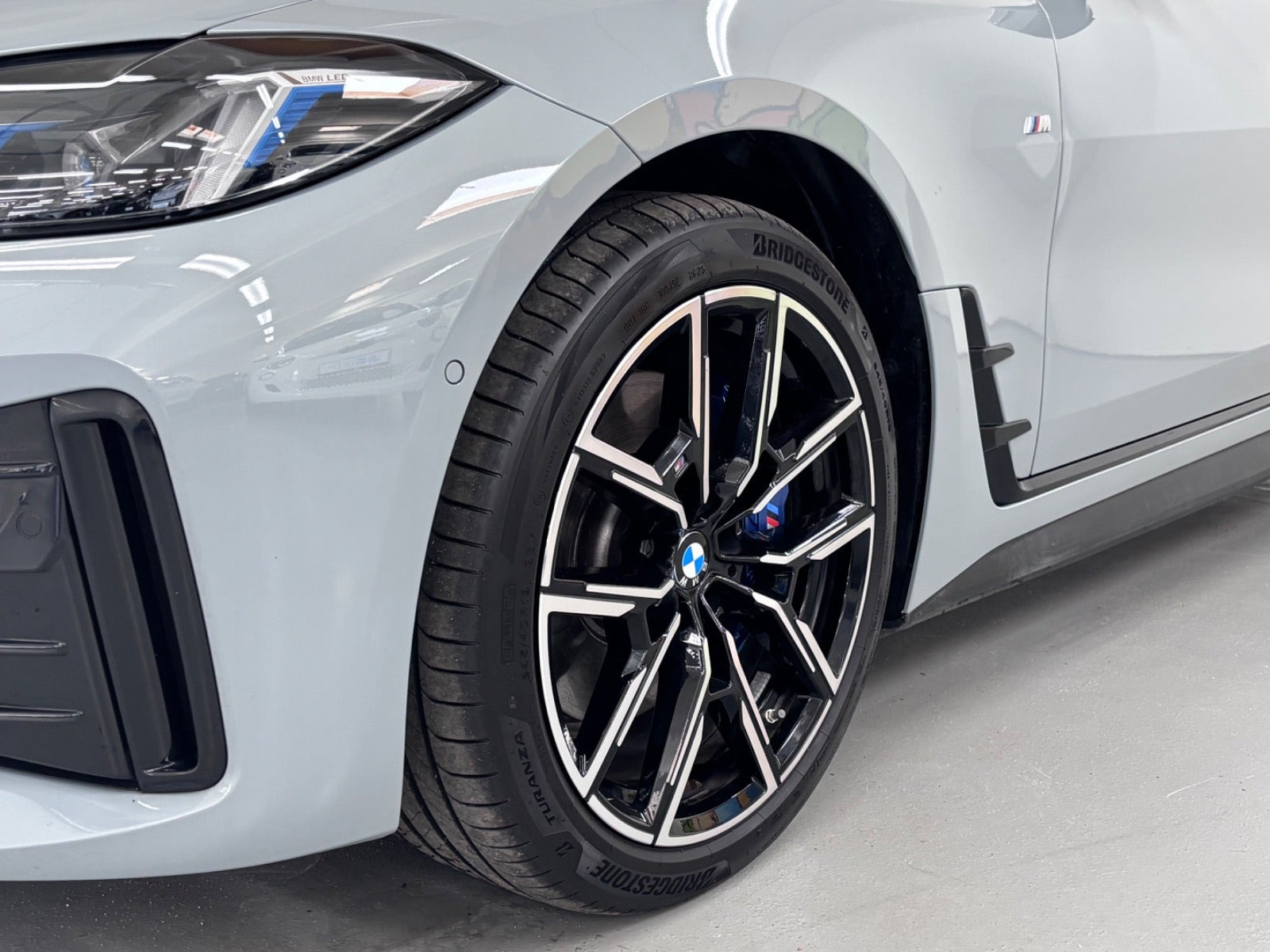 Grå BMW i4 fra 2026