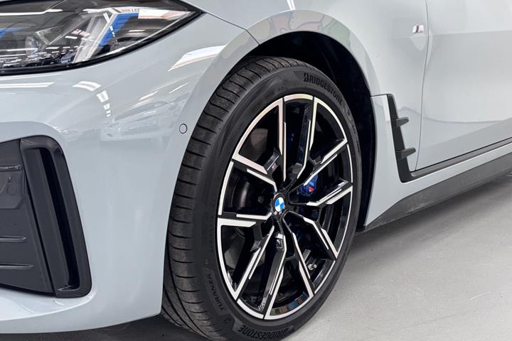Grå BMW i4 fra 2026