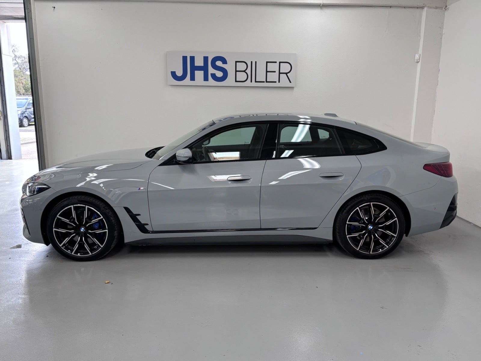 Grå BMW i4 fra 2026