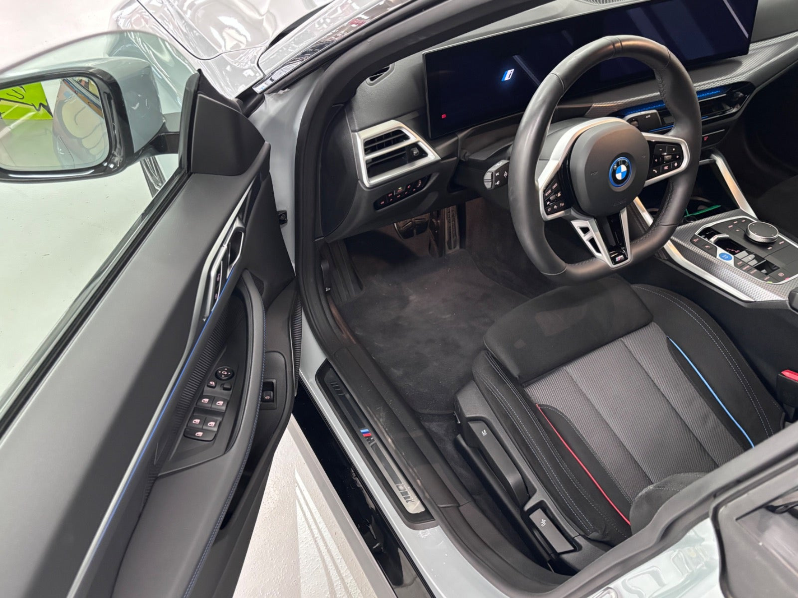 Grå BMW i4 fra 2026