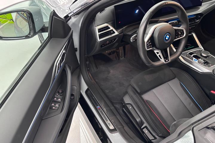 Grå BMW i4 fra 2026
