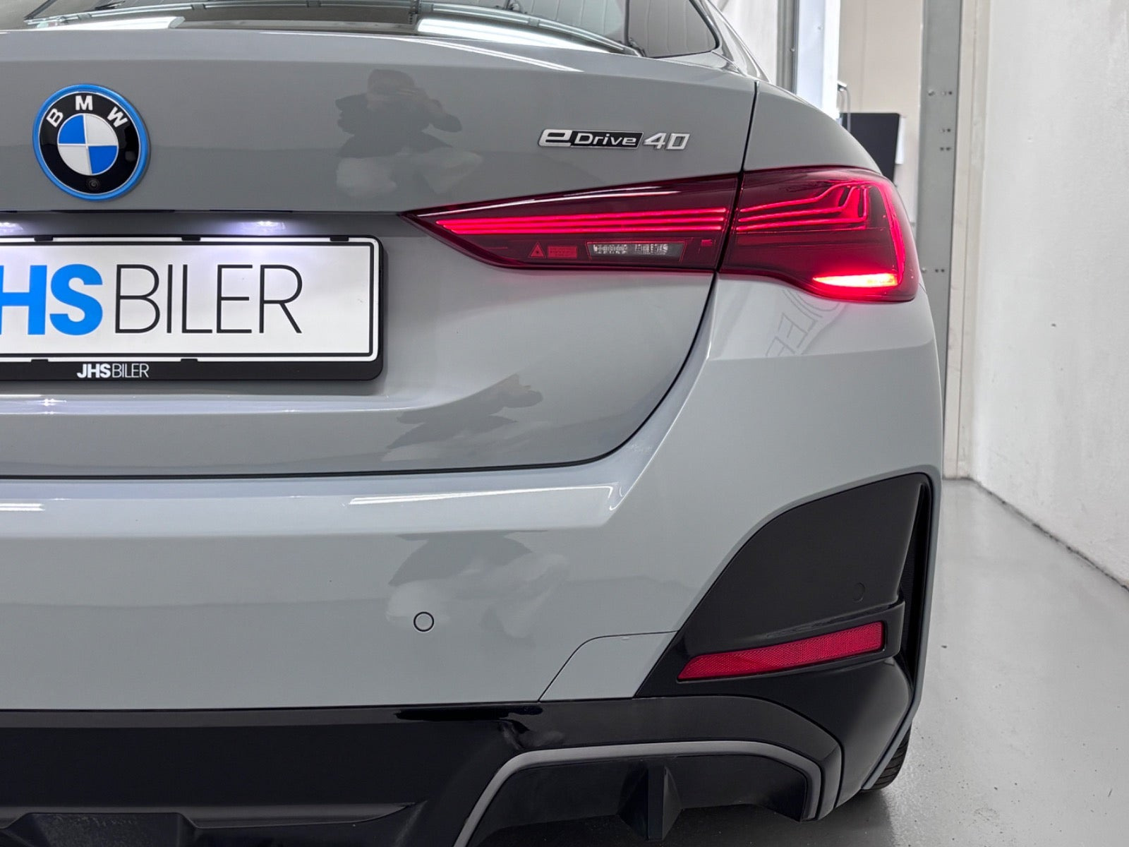 Grå BMW i4 fra 2026