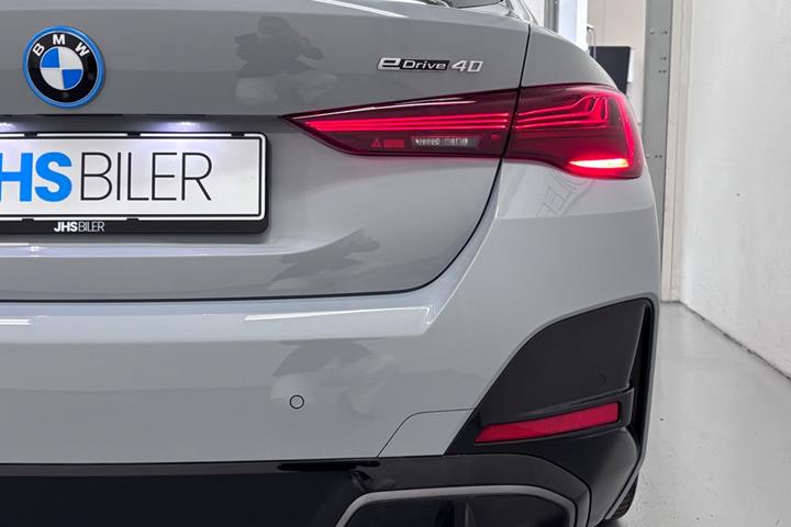 Grå BMW i4 fra 2026