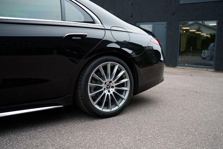 Sort Mercedes S580 e fra 2022