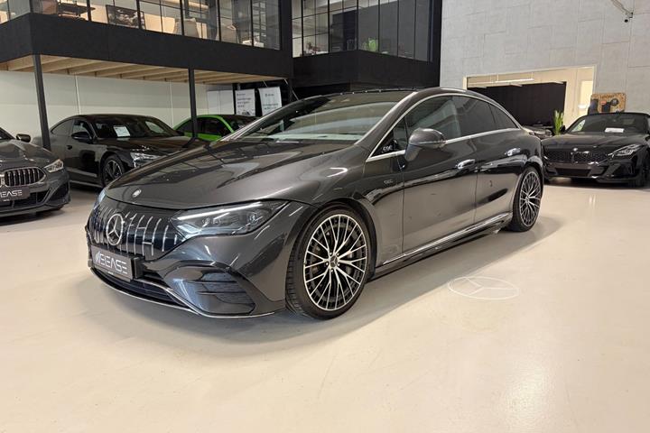 Sort Mercedes EQE43 fra 2023