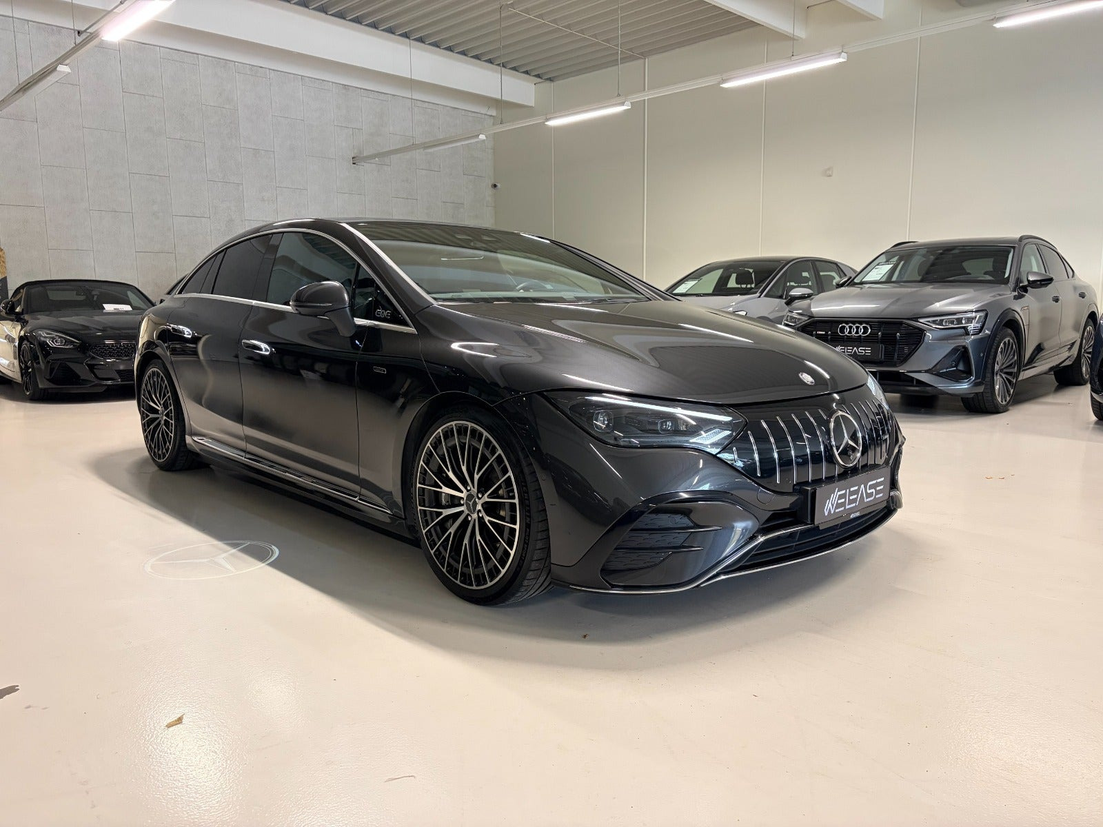 Sort Mercedes EQE43 fra 2023