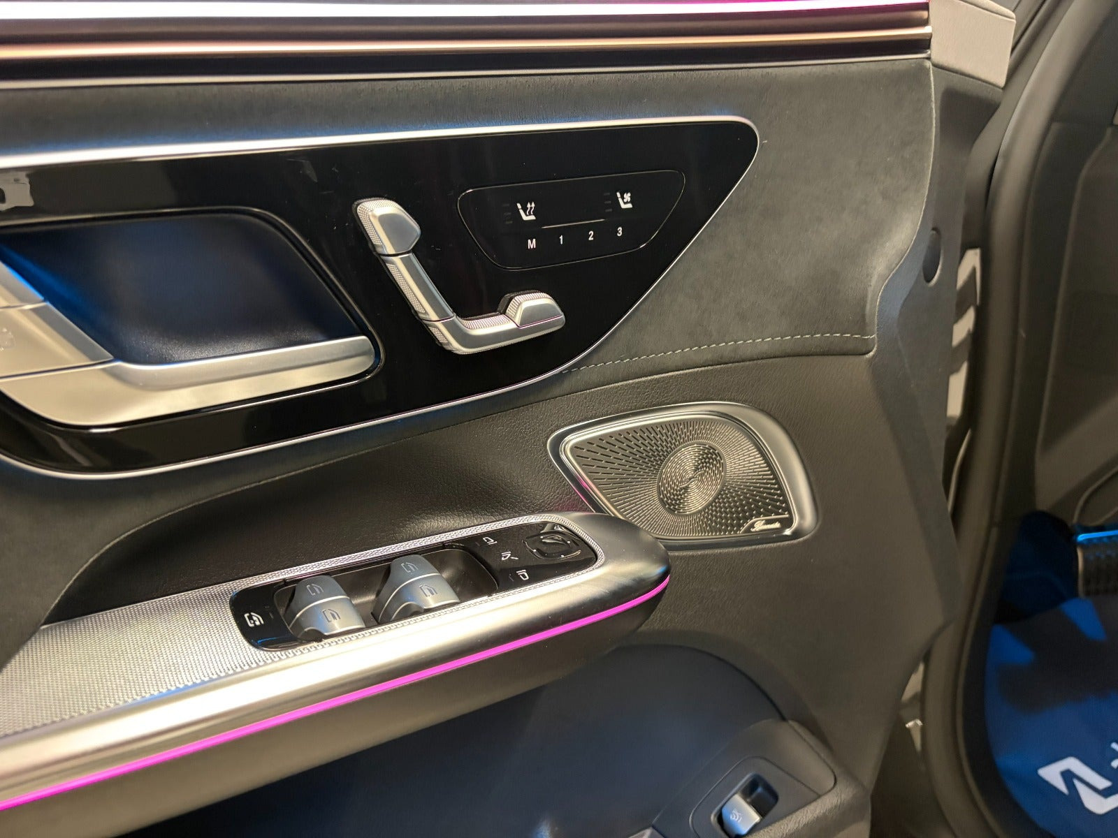 Sort Mercedes EQE43 fra 2023