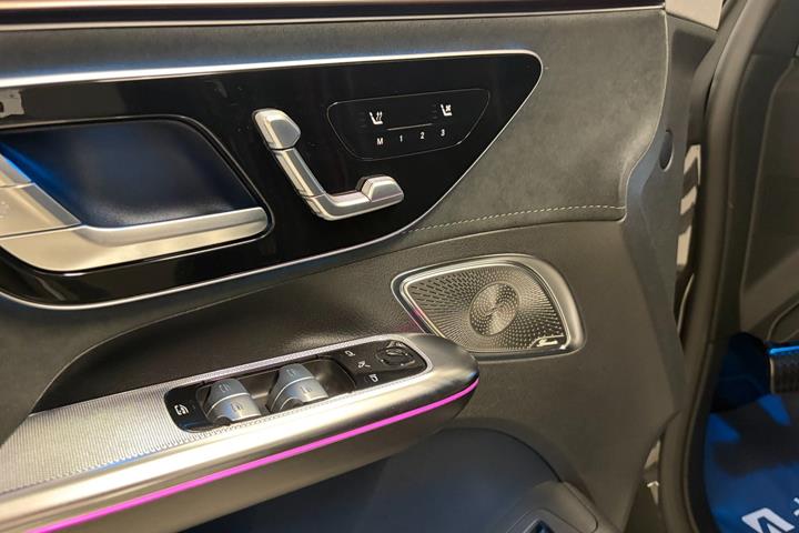 Sort Mercedes EQE43 fra 2023