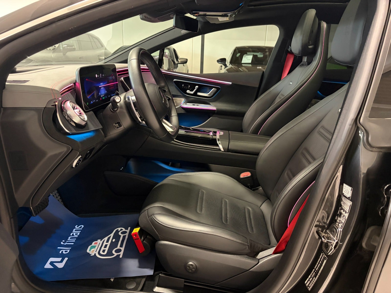 Sort Mercedes EQE43 fra 2023