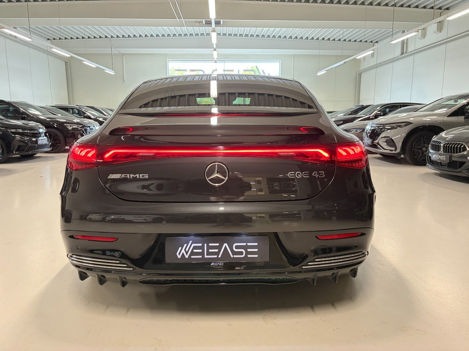 Sort Mercedes EQE43 fra 2023