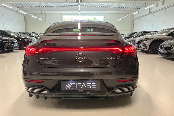 Sort Mercedes EQE43 fra 2023