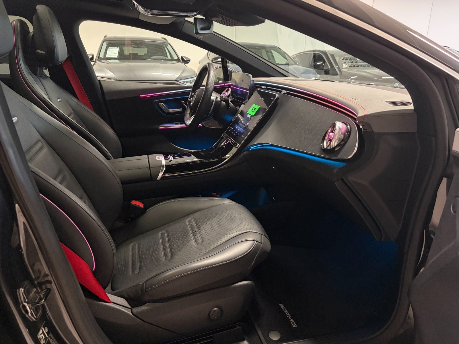 Sort Mercedes EQE43 fra 2023