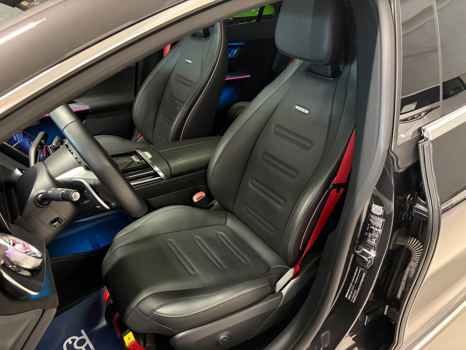Sort Mercedes EQE43 fra 2023