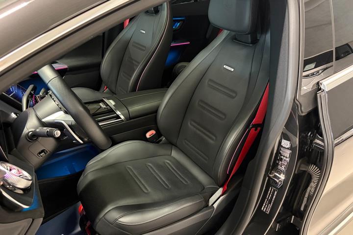 Sort Mercedes EQE43 fra 2023