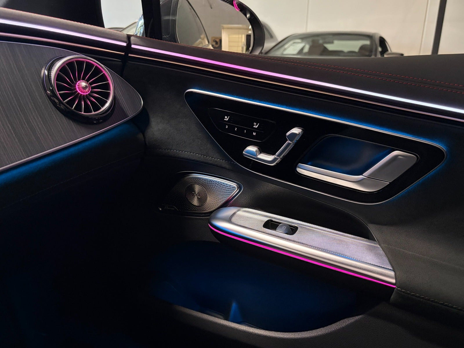 Sort Mercedes EQE43 fra 2023