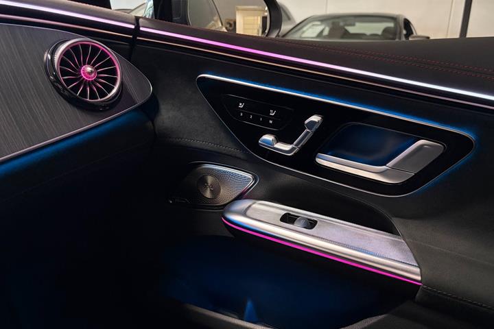 Sort Mercedes EQE43 fra 2023