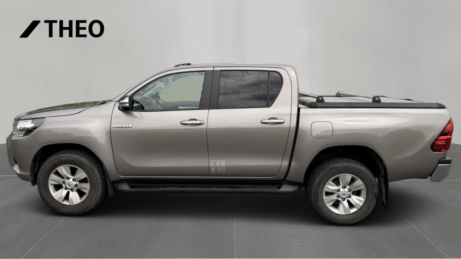 Beige Toyota HiLux fra 2016