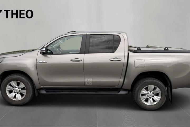 Beige Toyota HiLux fra 2016